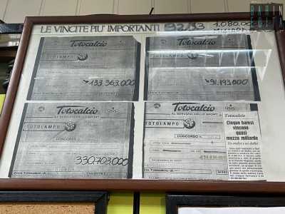 Sulle pareti notiamo anche un quadro che riporta le vincite pi� grosse avvenute all�interno del botteghino, che tra il 1992 e il 1993 riusc� a �distribuire� pi� di un miliardo di lire tra gli scommettitori
